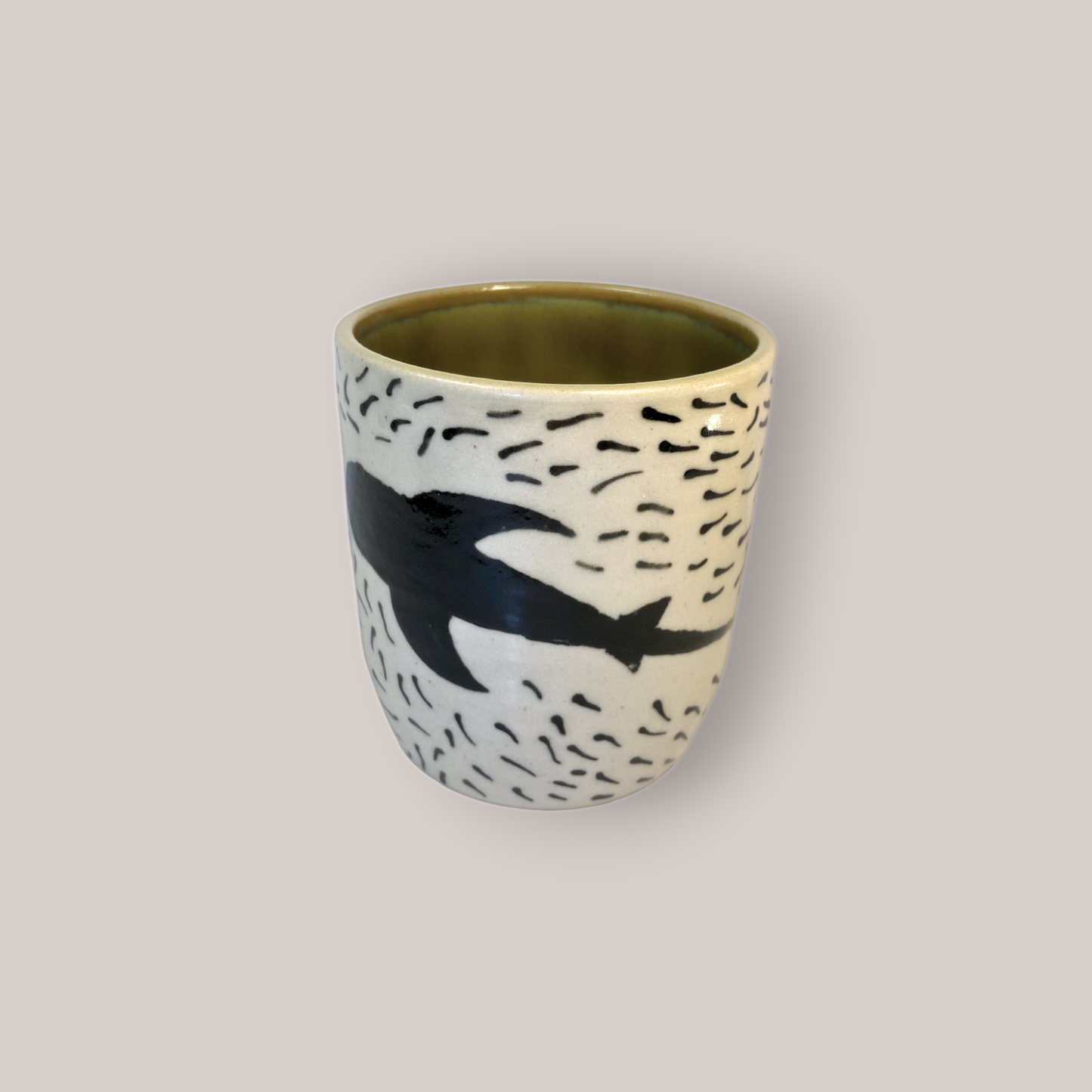 Beker met handgetekende haaien