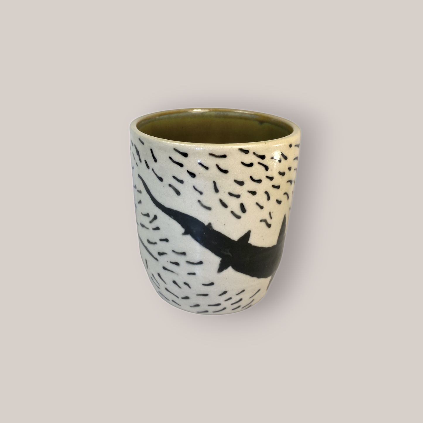 Beker met handgetekende haaien