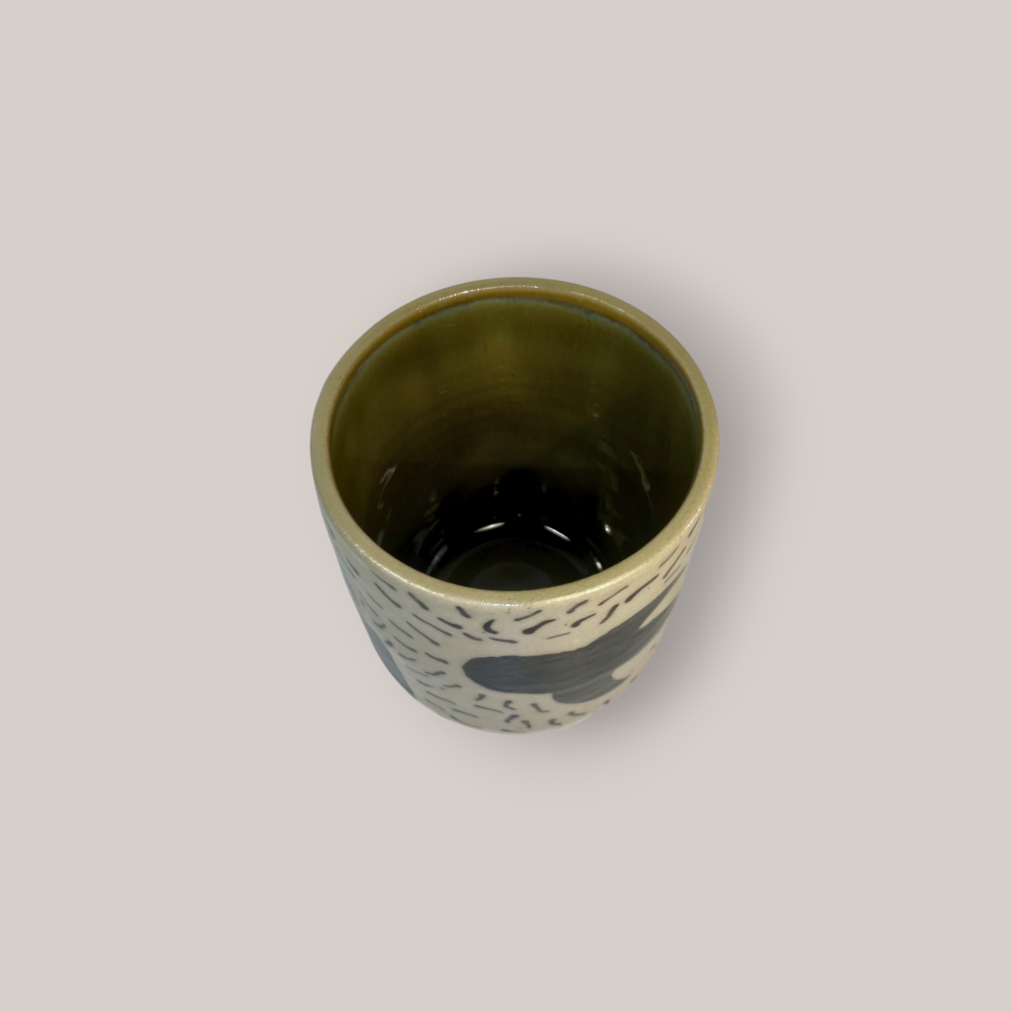 Beker met handgetekende haaien