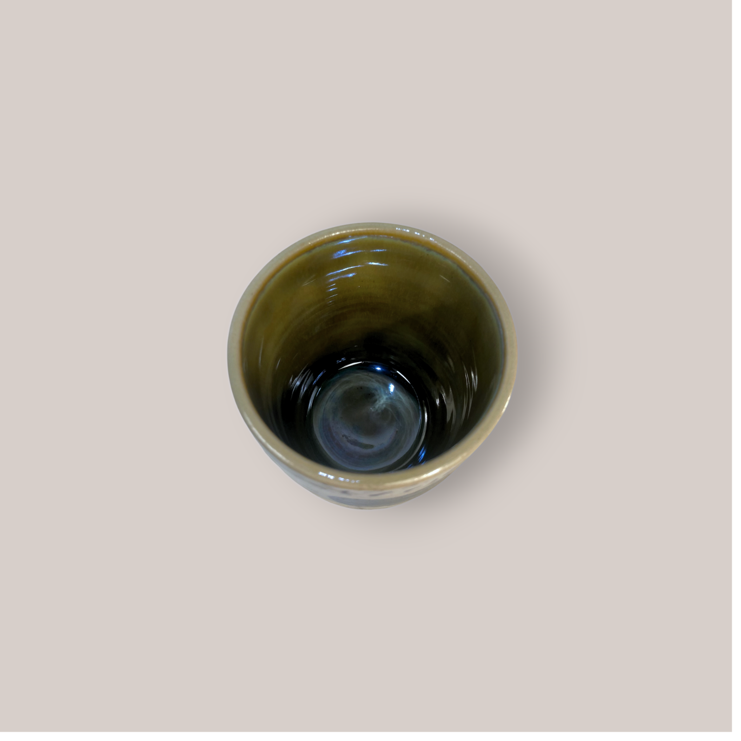 Beker met handgetekende haaien