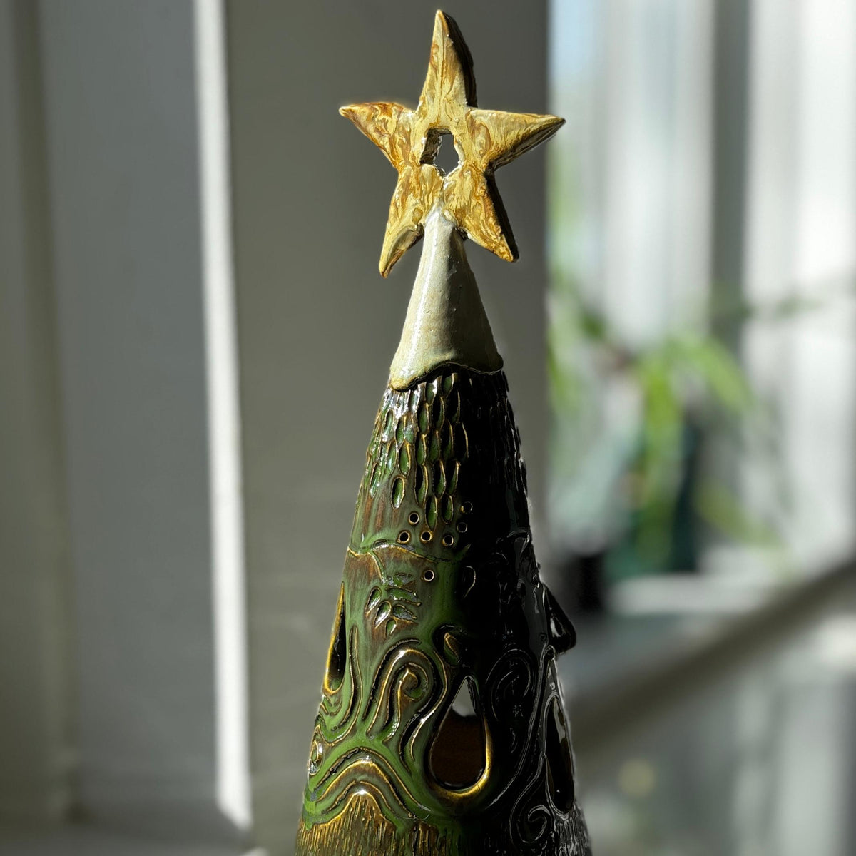 Grote kerstboom versieren